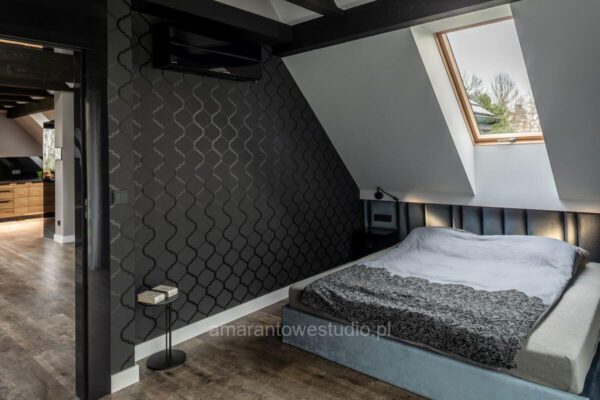 Sypialnia na poddaszu zaprojektowana przez projektanta wnętrz